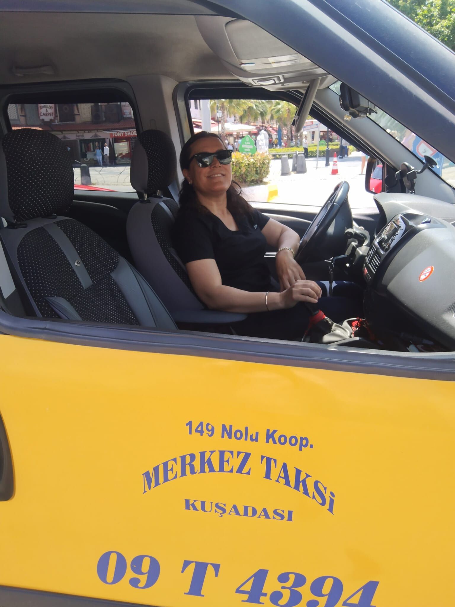 Sari Taksinin Sofor Nebahati Yollarin Tozunu Siliyor Aysel Inanli 645684 C582720374F391C1Aab92F88D8A6Ca66