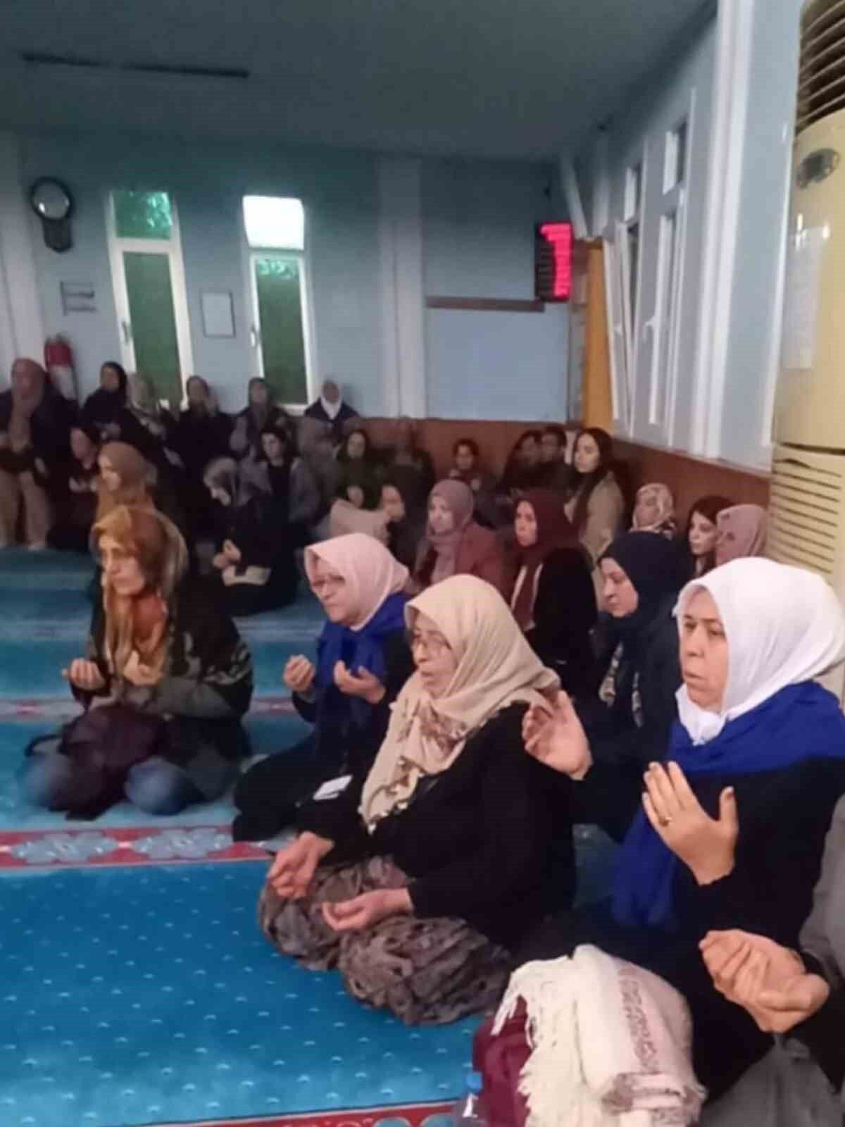 Sokede Umreciler Dualarla Ugurlandi Def888283B4E51E0673Aef8F6Ef3F946