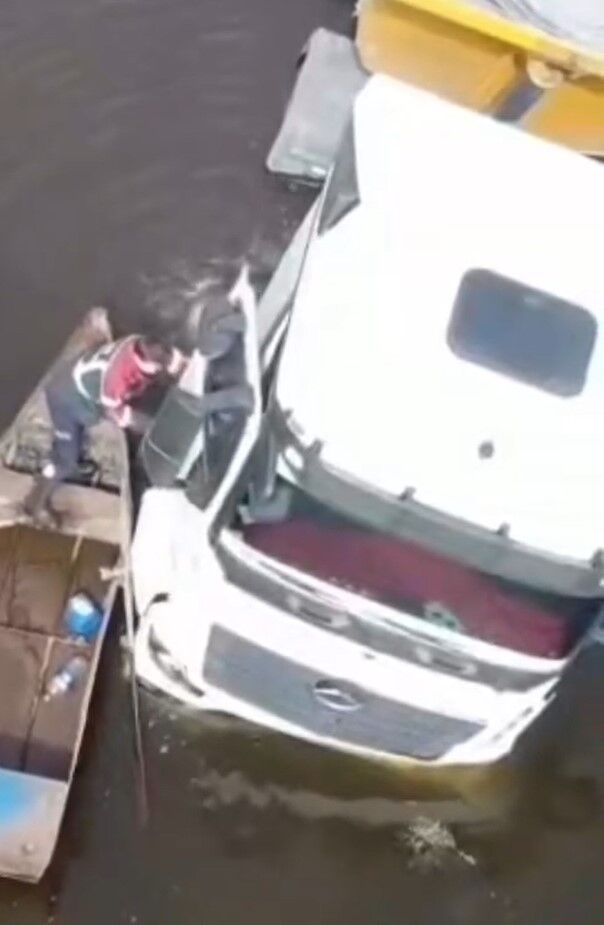 Taskin Sularinda Yan Mahsur Kalan Tir Surucusunu Itfaiye Ekipleri Kurtardi 26422Be14Ae1B27558B9B814C3618Df9