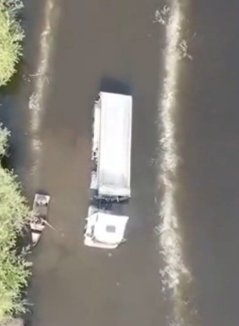 Taskin Sularinda Yan Mahsur Kalan Tir Surucusunu Itfaiye Ekipleri Kurtardi 86A5654Bae52B1A7C162Eb86A54Eea39