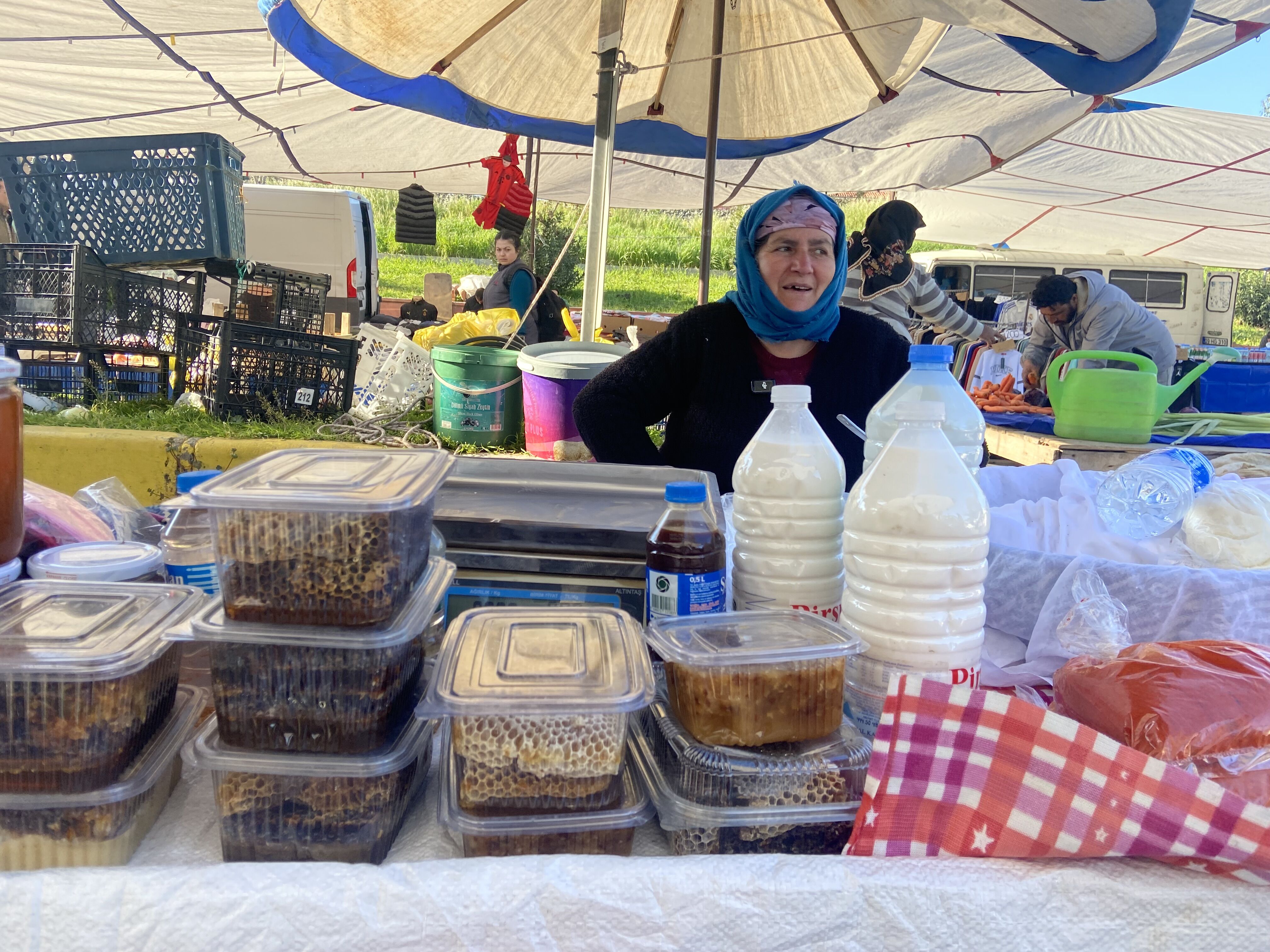 Oğlunun evliliği hüsranla bitti: Aydınlı anne pazarda borç mücadelesi veriyor