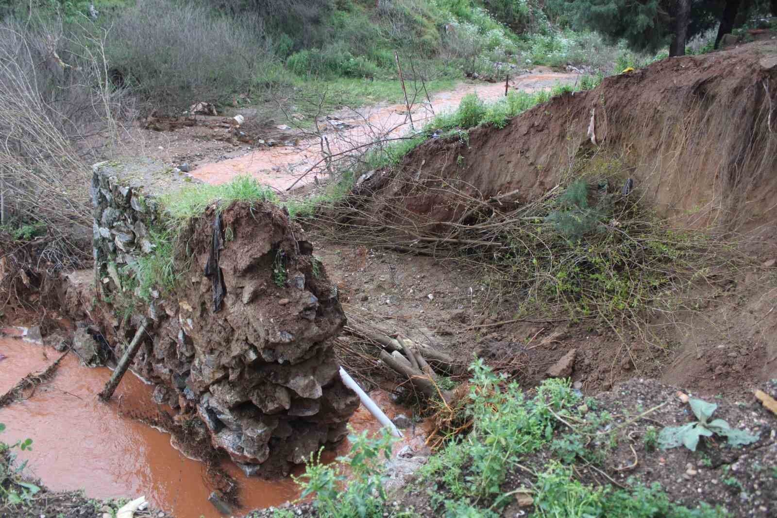 Yagmur Sulariyla Tasan Dere Toprak Kaymasina Sebep Oldu 4E0Cdb33F76536B5D5Cf622E3D92E44A