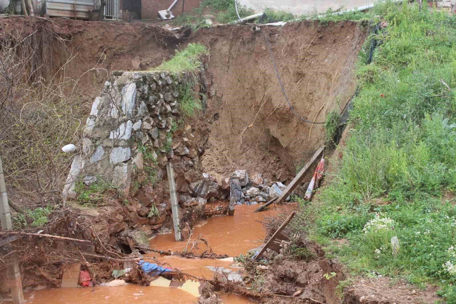 Yagmur Sulariyla Tasan Dere Toprak Kaymasina Sebep Oldu 67Ab4889969E784Baf653C407A2039A0