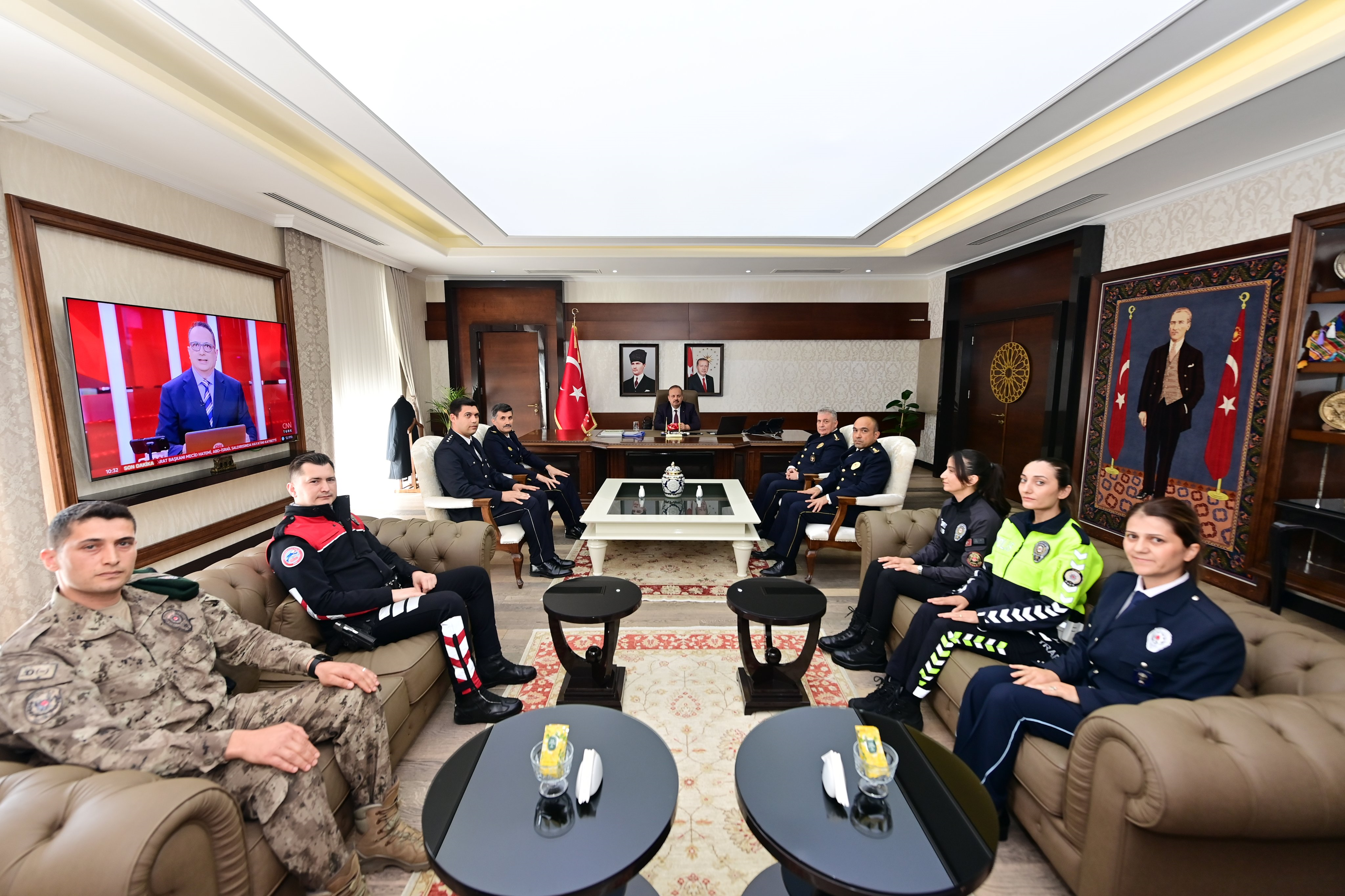 181 Yillik Gurur Aydin Polisinden Vali Canbolata Anlamli Ziyaret 652743 E24015B5Eee9Ce5Ed17Cd5F767825070