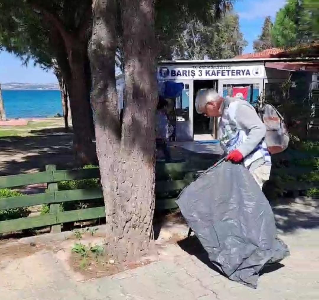 Akbuk Plogging Grubu Yilin Ilk Temizligini Yapti 654416 Cb2F4B