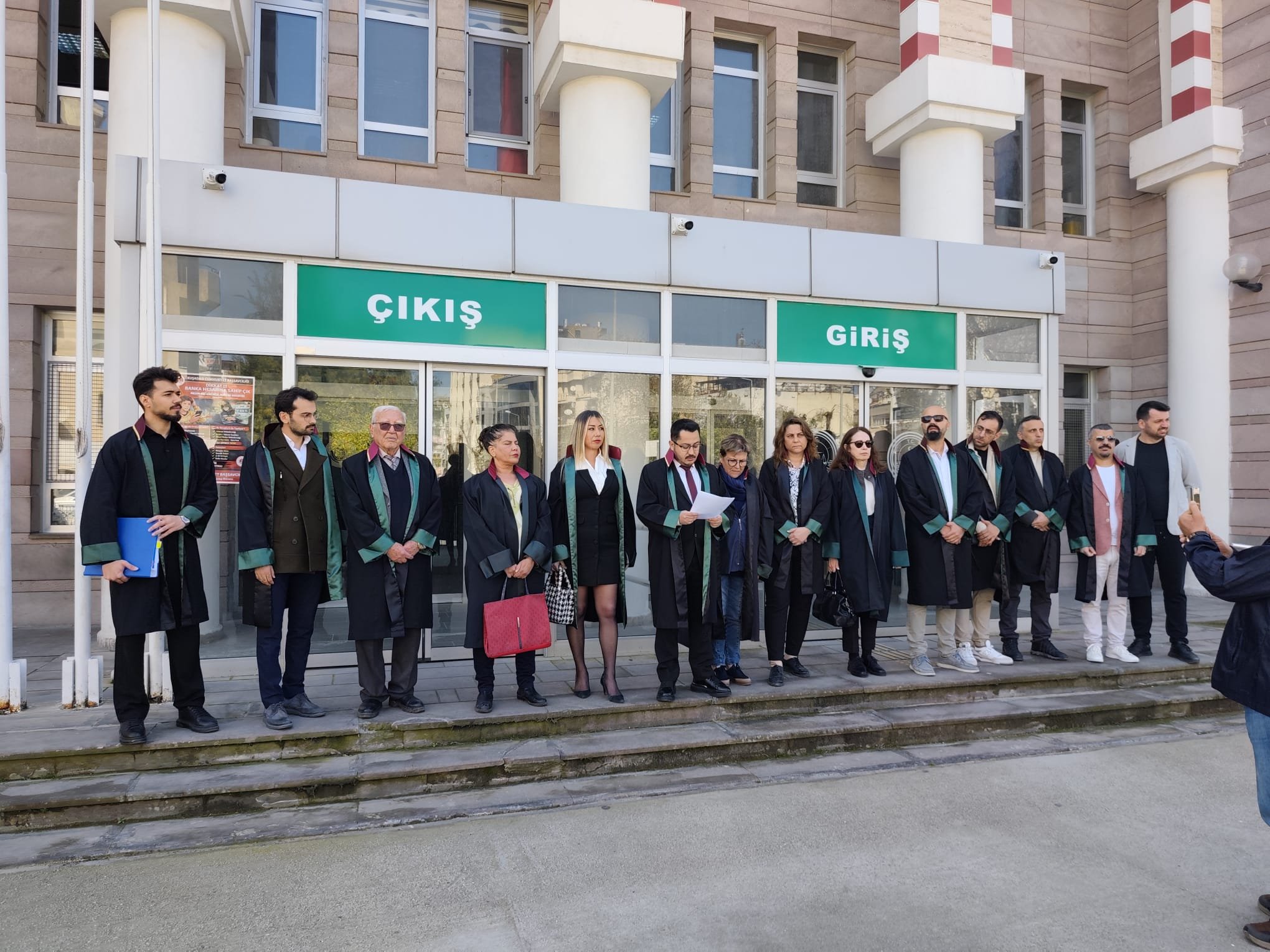 Avukatlar Kusadasi Adliyesiden Ses Yukseltti 652844 Ee646F18Fd90D201395083C0045C75Fd