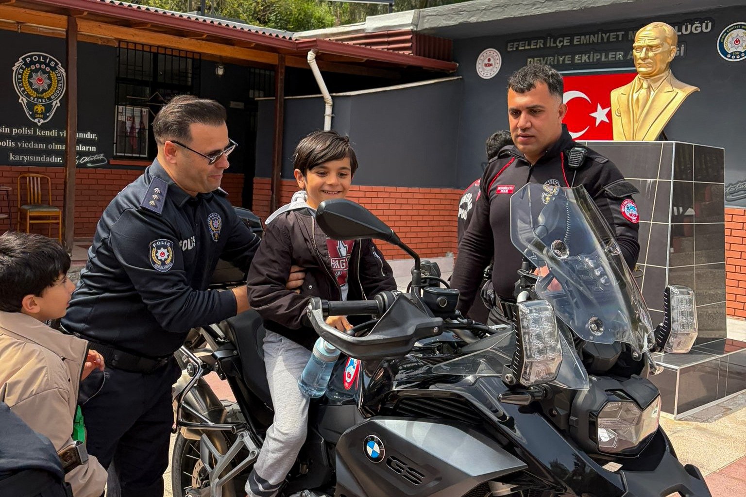 Aydin Polisi Otizmli Ogrencilerin Yuzunu Guldurdu 654642 0892Ed