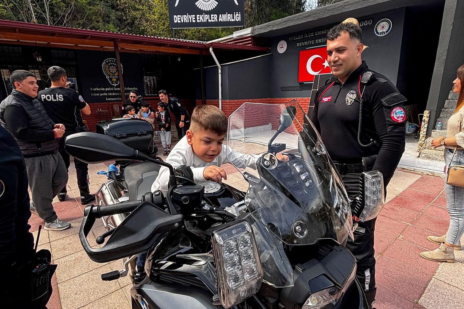 Aydin Polisi Otizmli Ogrencilerin Yuzunu Guldurdu 654642 08990A