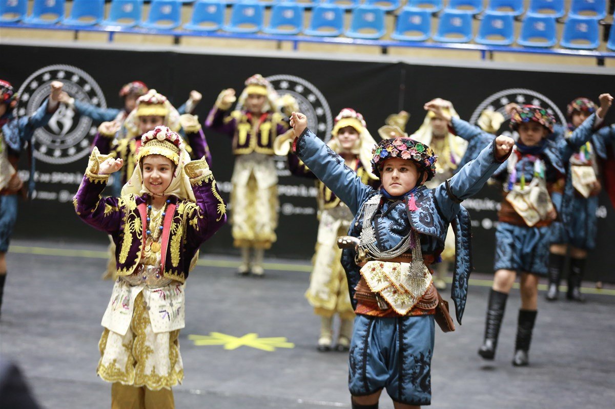 Aydinda Folklor Ruzgri Esti 652677 8Ae56Fd2F400017C17Eb99783069Ad99