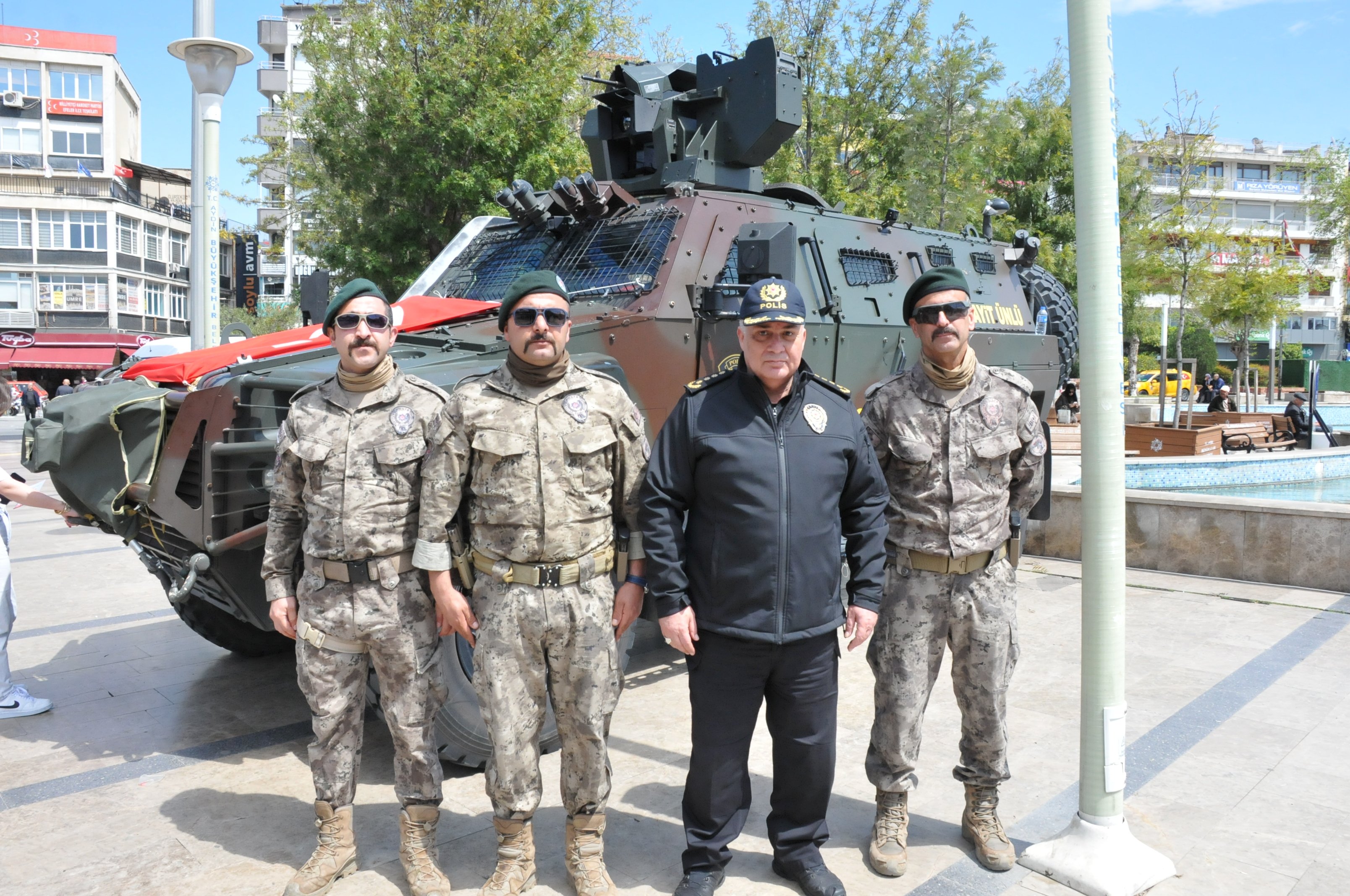 Aydinda Polis Teskilati Halkla Bulustu 653334 146386F8C200E66392E1B344052D4167