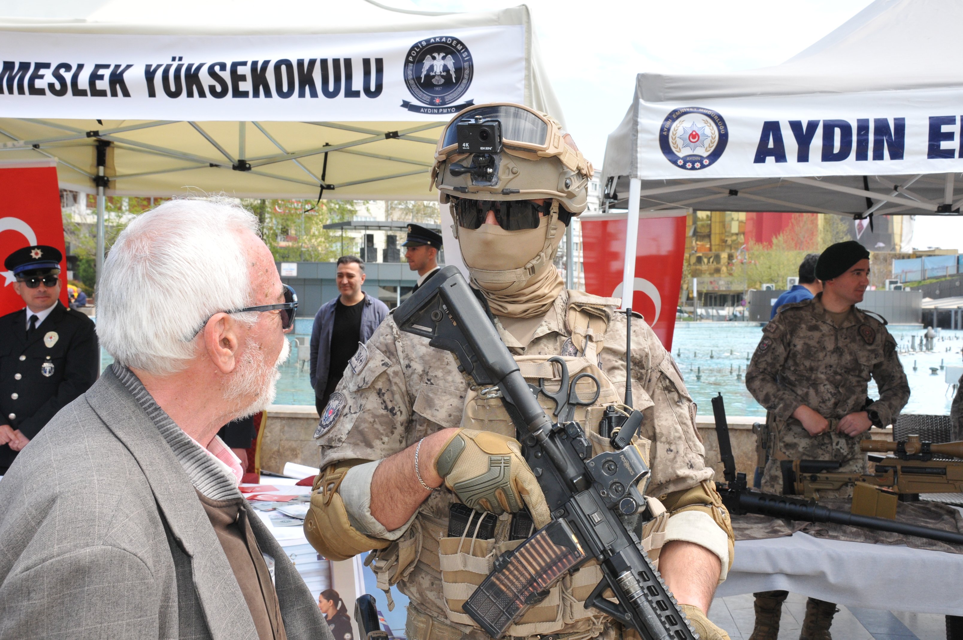 Aydinda Polis Teskilati Halkla Bulustu 653334 B123891523386F6435A78386838533Ae