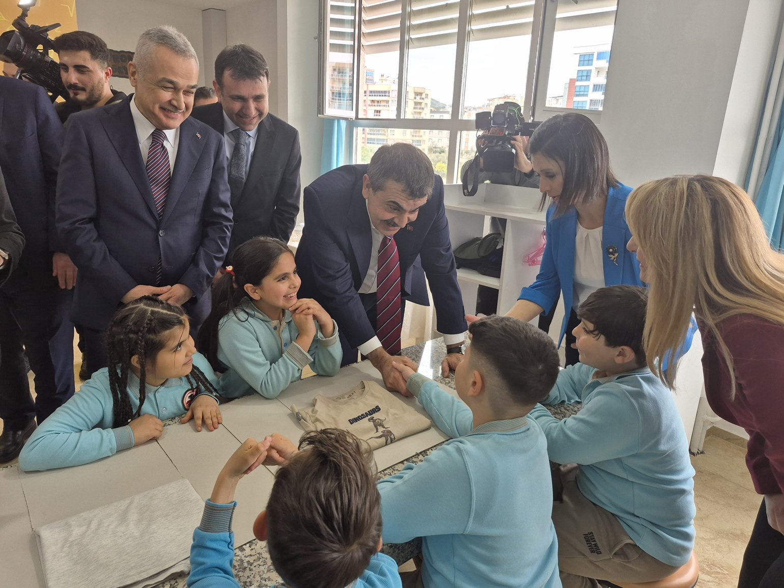 Aydinli Bakanlardan Bakan Tekine Sevgi Seli 652234 1056Fa84Cdc9B466Be50950932Acab15