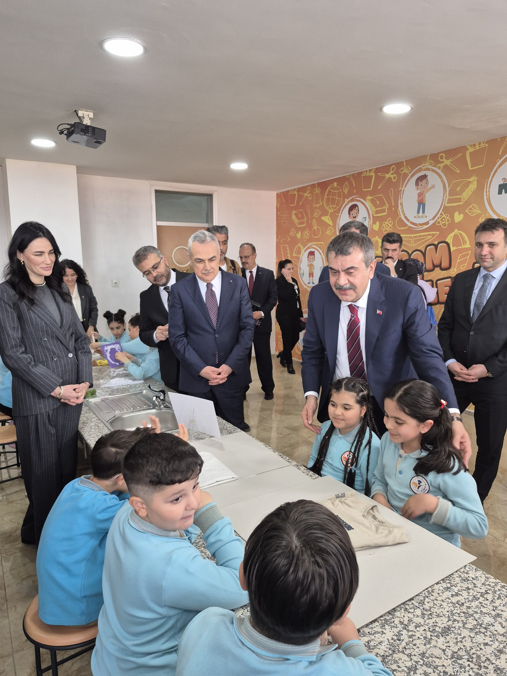 Aydinli Bakanlardan Bakan Tekine Sevgi Seli 652234 87Bf4Bf2Dfe5B08743089Ab8E40Ca60B