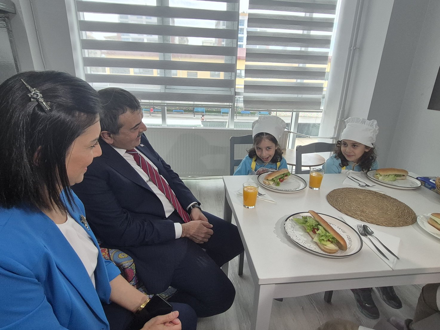 Aydinli Bakanlardan Bakan Tekine Sevgi Seli 652234 9A12891F39Cef532B37F1Ef9058C21Dc