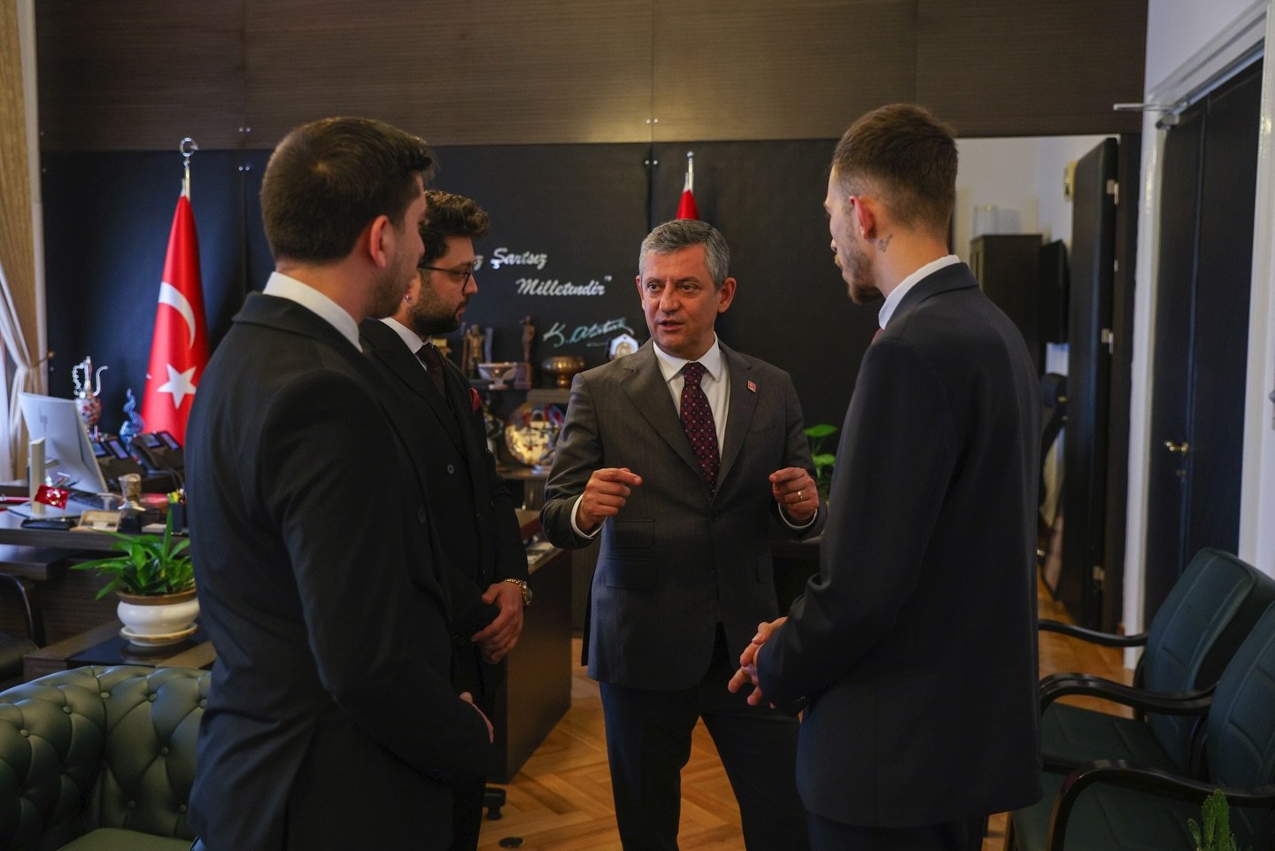 Aydinli Genclerden Chp Liderine Ozel Hediye 653211 E6F57638455C22Fbede10268Ed17B0F0