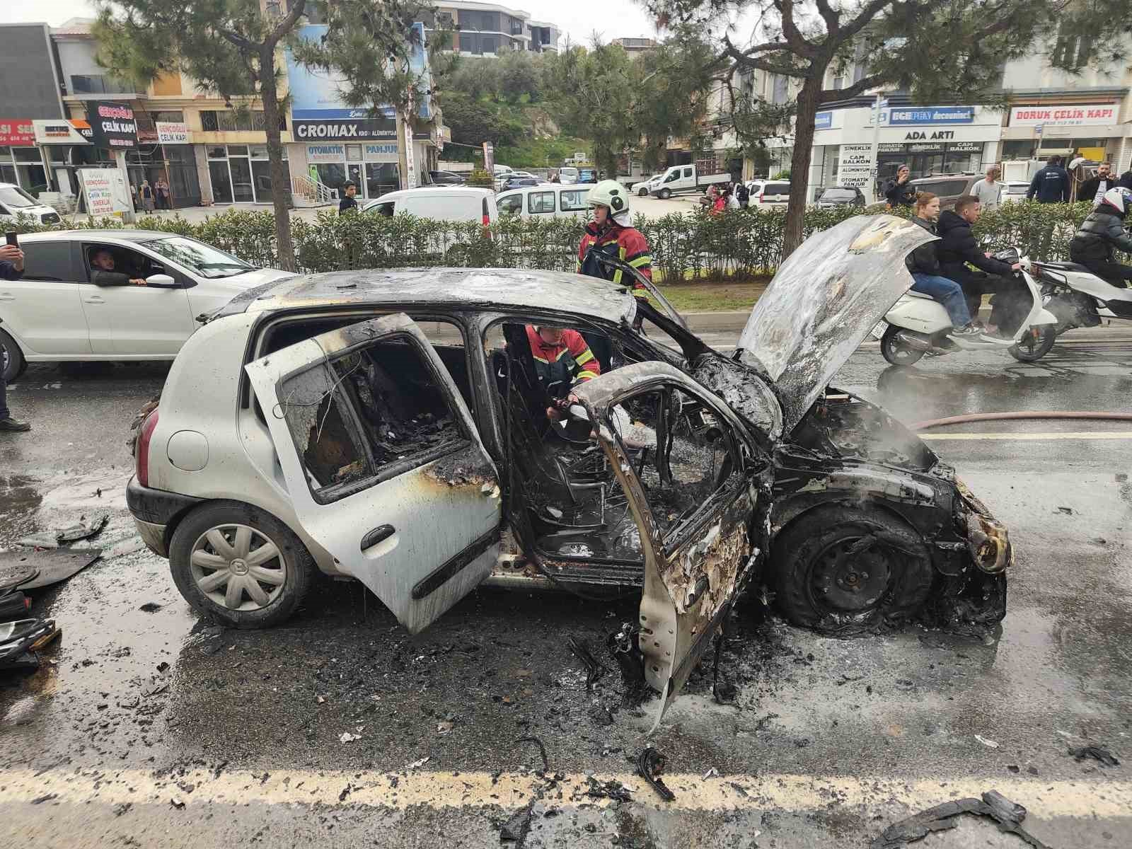 Ayni Noktada 2 Arac Alevlere Teslim Oldu A01Ec7A9Ddef9Fdf9D095F06C068B4C5