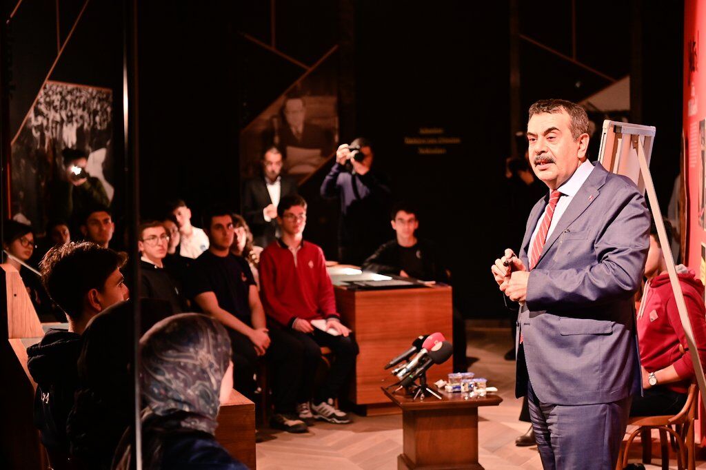 Bakan Tekin Aydinda Ayaginin Tozuyla Ogrencilere Ders Verdi 652078 E2C341Fef4A525Ff74D3Cc53E91A0E42