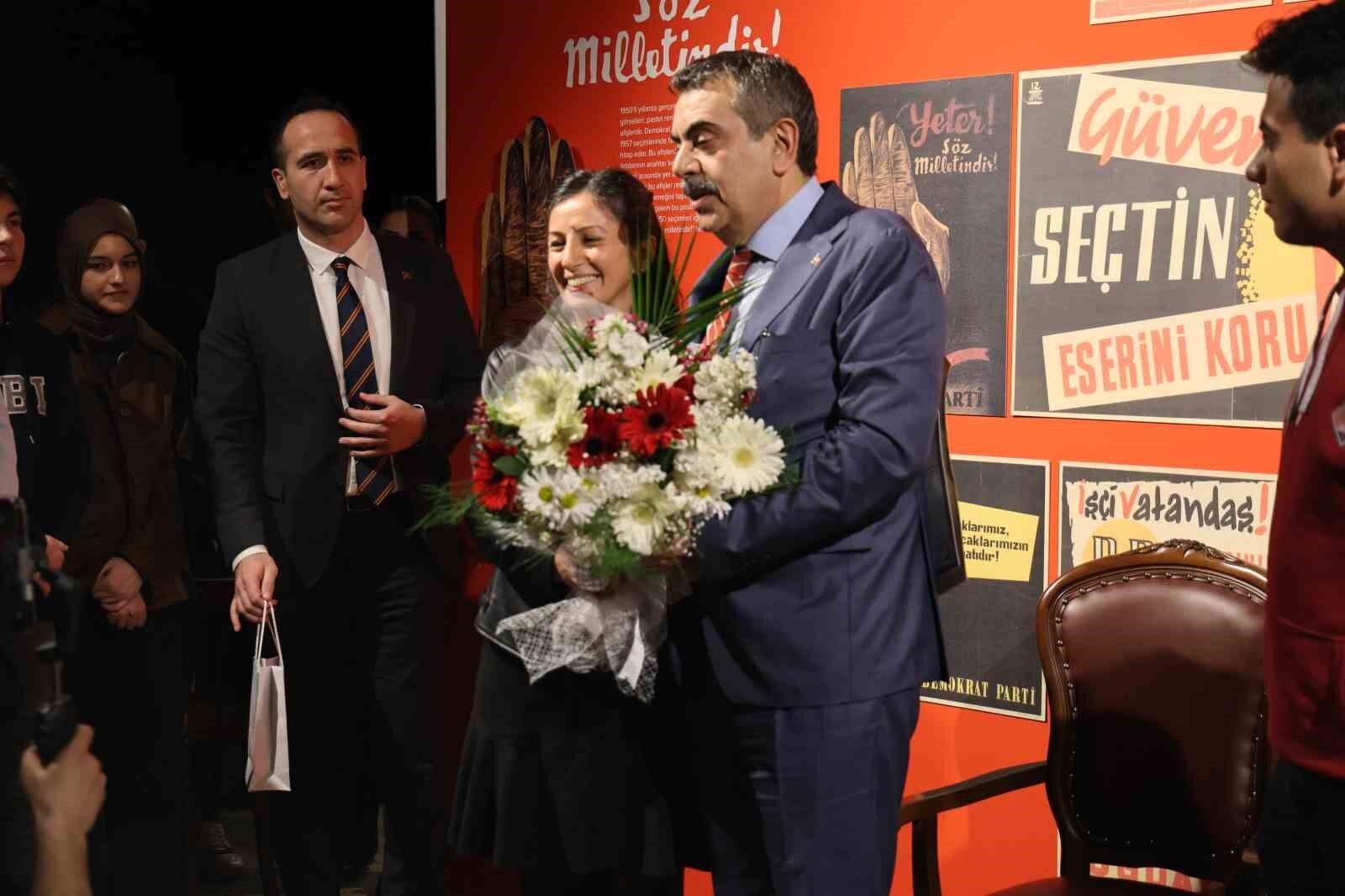 Bakan Tekinden Fadime Ogretmene Dogum Gunu Surprizi E34C64A993621C028C4Fa17E13031076