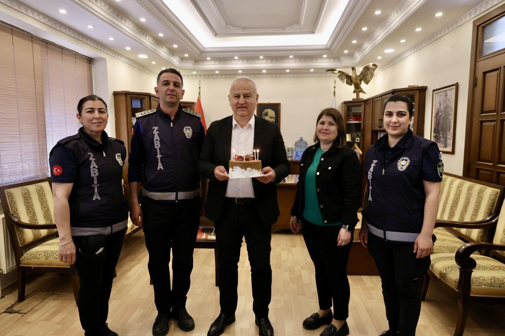 Baskan Kivraka Belediye Personeli Ve Muhtarlardan Dogum Gunu 658440 2E53B3