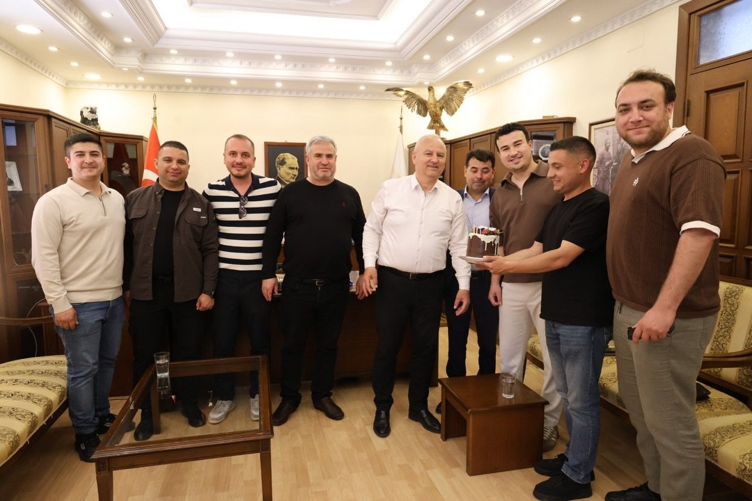 Baskan Kivraka Belediye Personeli Ve Muhtarlardan Dogum Gunu 658440 992727