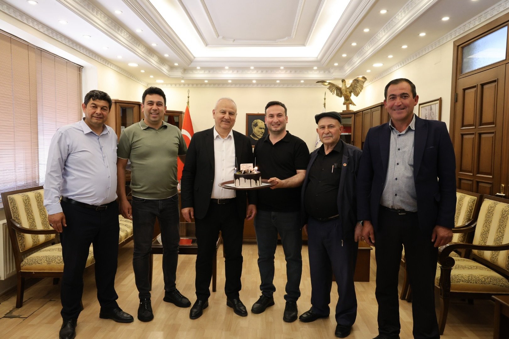 Baskan Kivraka Belediye Personeli Ve Muhtarlardan Dogum Gunu 658440 E942Ad