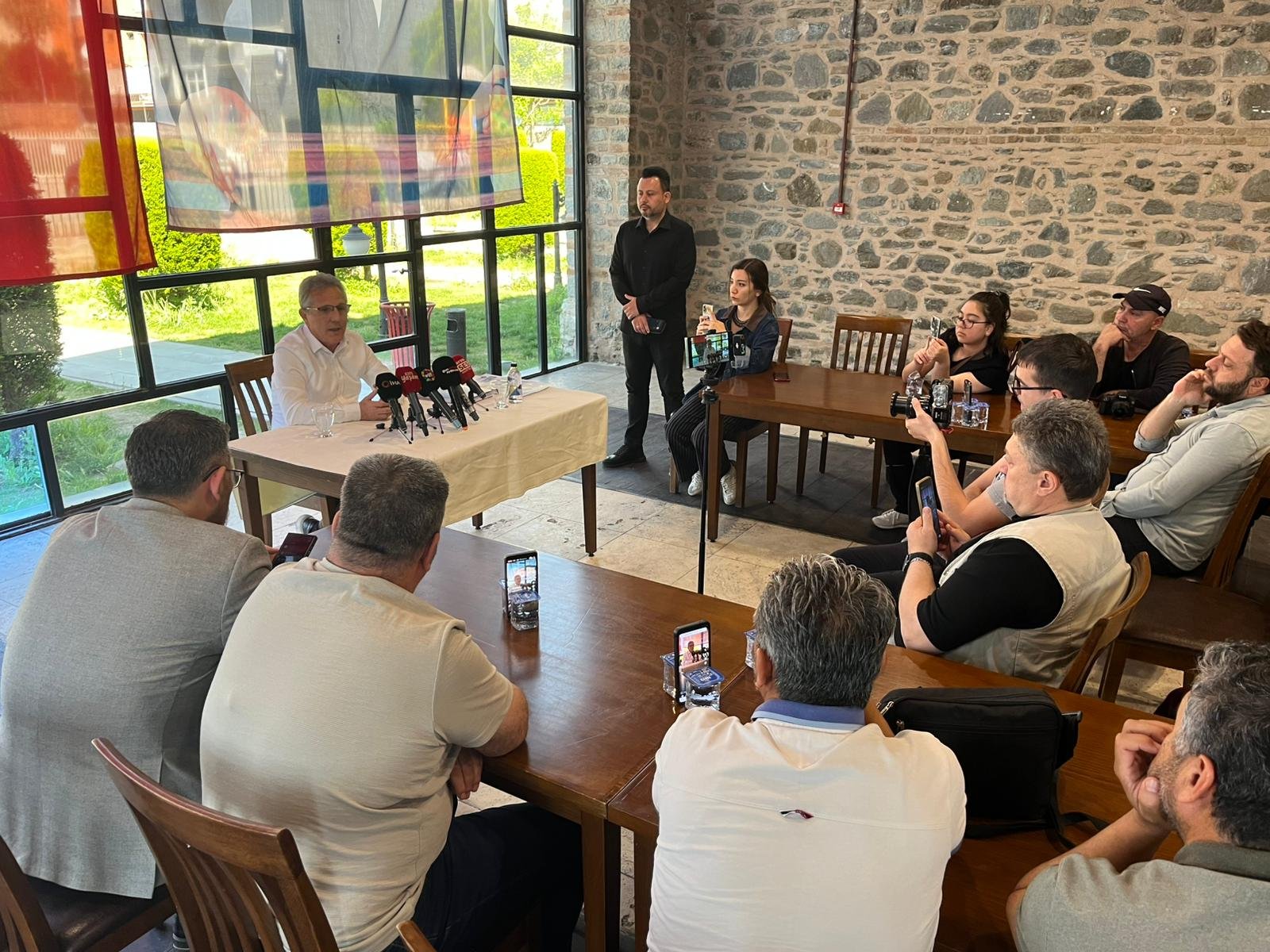 Baskan Tetik Gazetecileri Alip Sokaga Cikti Her Kurumun Soru 658136 552Da1