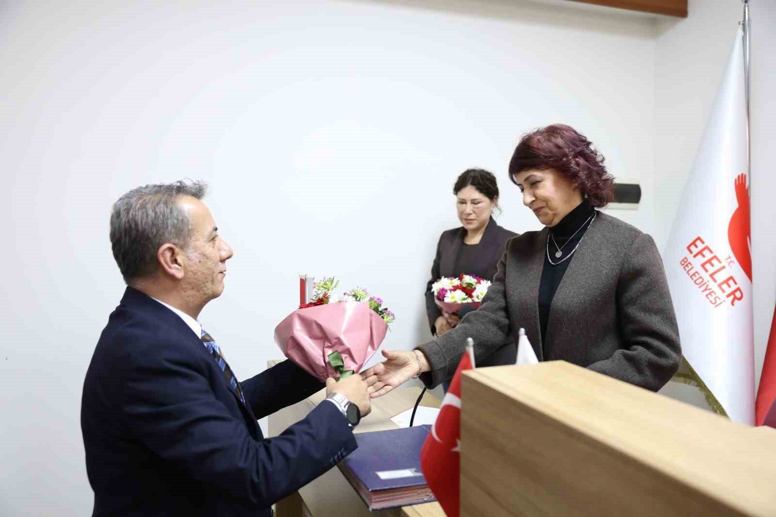 Baskan Yetiskinden Kadin Meclis Uyelerine Anlamli Davranis E556C49208Ec08C3C5D34596F1Fd5778