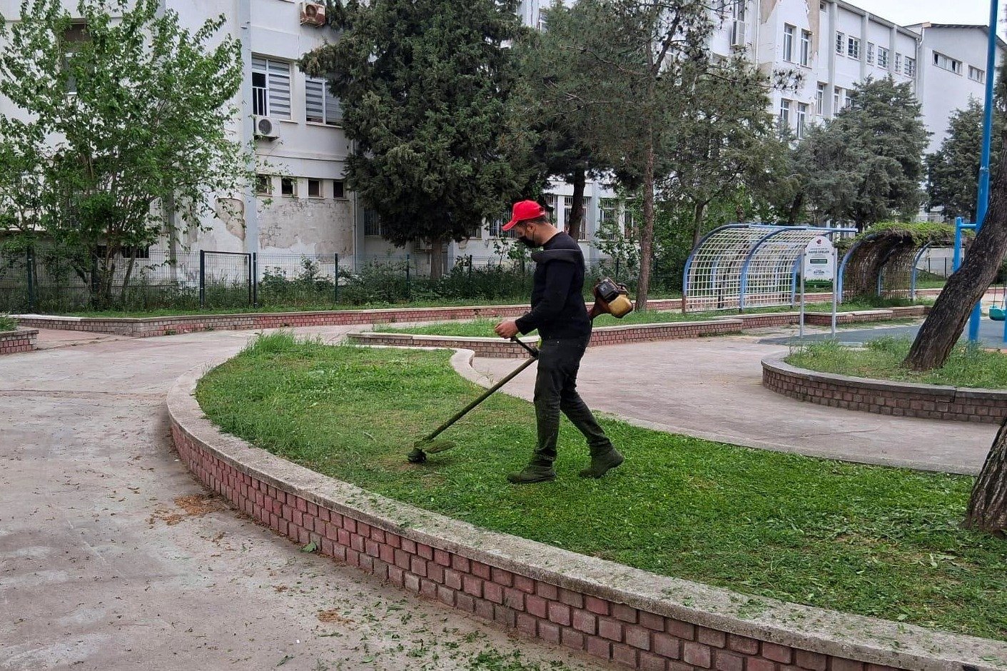 Baskan Yetiskinle Efelerde Bahar Temizligi Seferberlige Donu 655966 E96Ff8