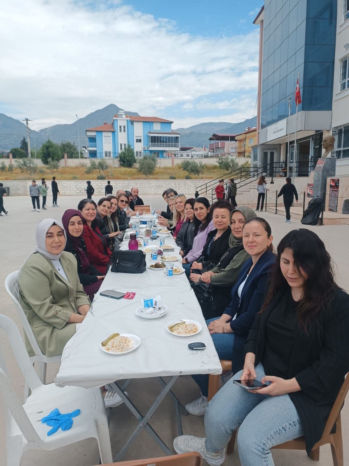 Buharkent Zafer Ortaokulunda Dayanisma Ruzgari Pilav Kermesi Duzenlendi 653425 4D3329Eb6E91415Cf348181572094750