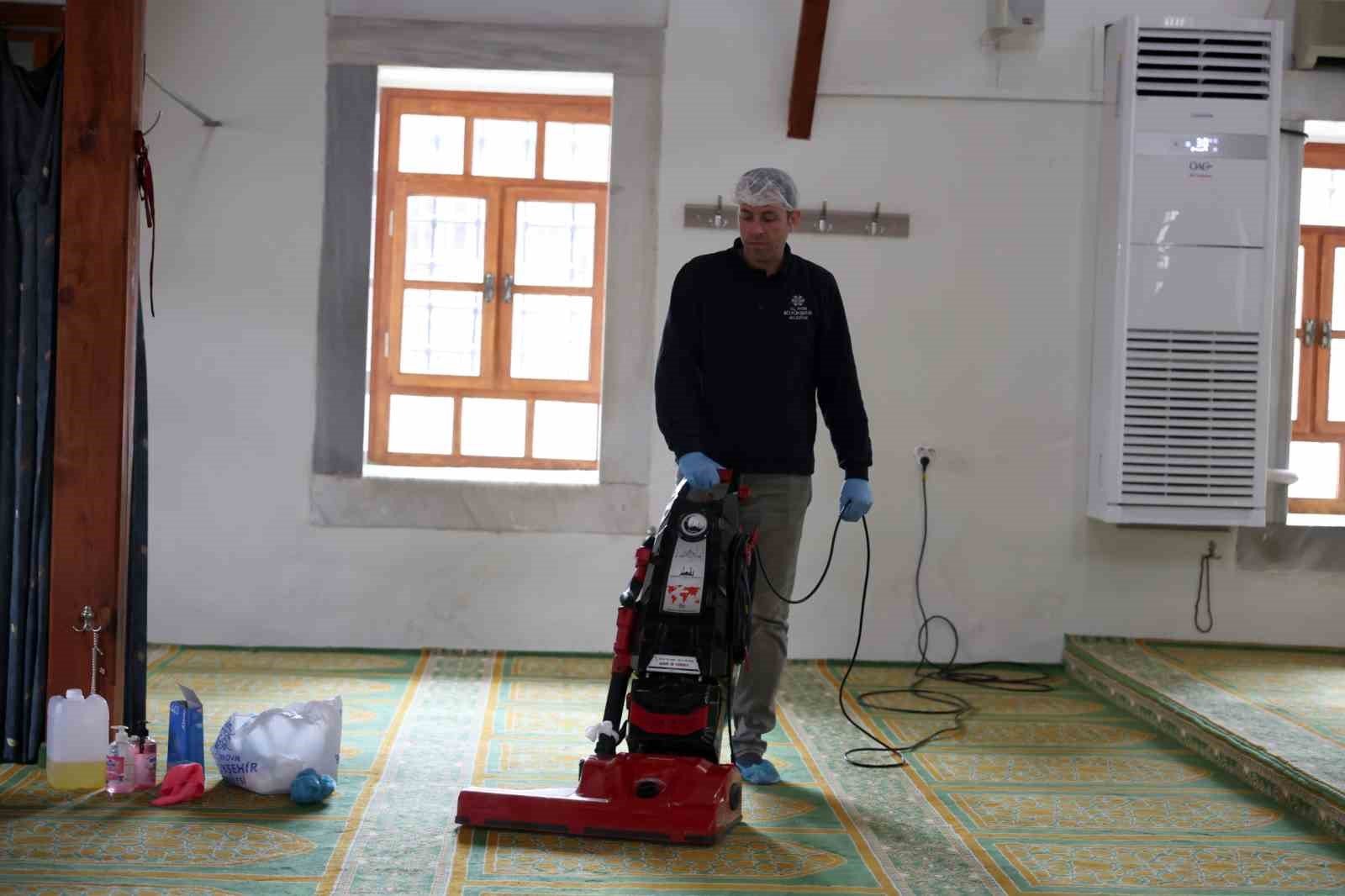 Buyuksehir Camilerde Temizlik Calismalarini Surduruyor 766Ee49Fc520Dfec2932F5987B17A70E