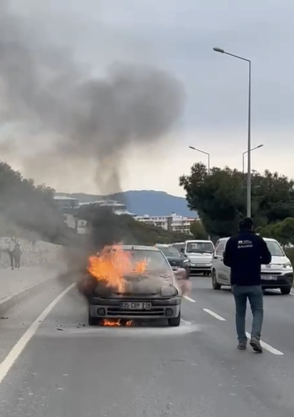 Cevre Yolunda Arac Alev Topuna Dondu 654076 B9C5F887A99F2F8A0C8D8Ad7218Bee92