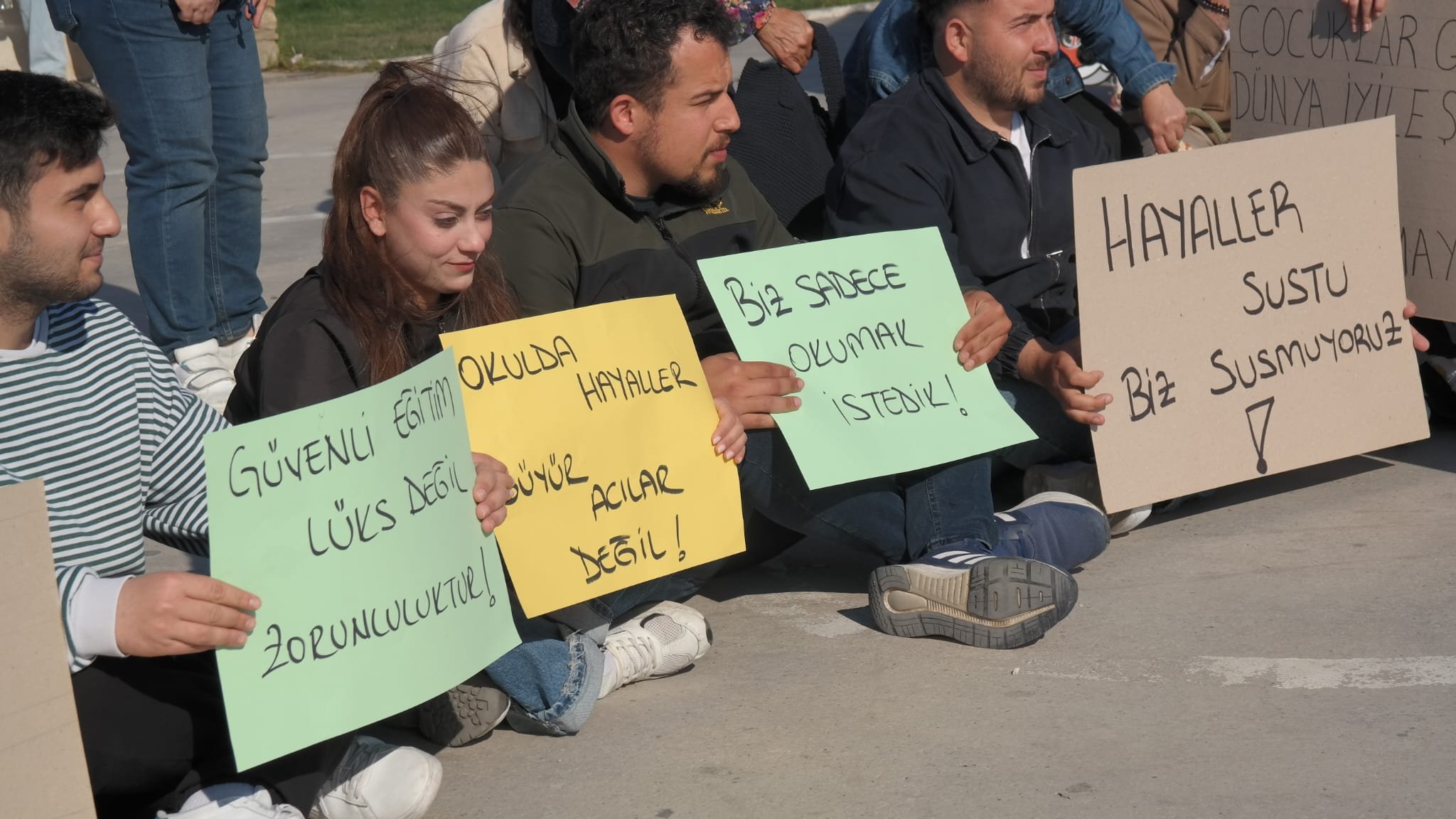 Chpli Genclerden Siddete Karsi Oturma Eylemi 655908 773Ebb