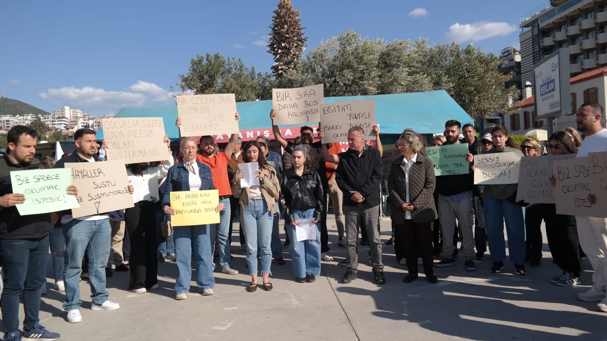 Chpli Genclerden Siddete Karsi Oturma Eylemi 655908 A84E64