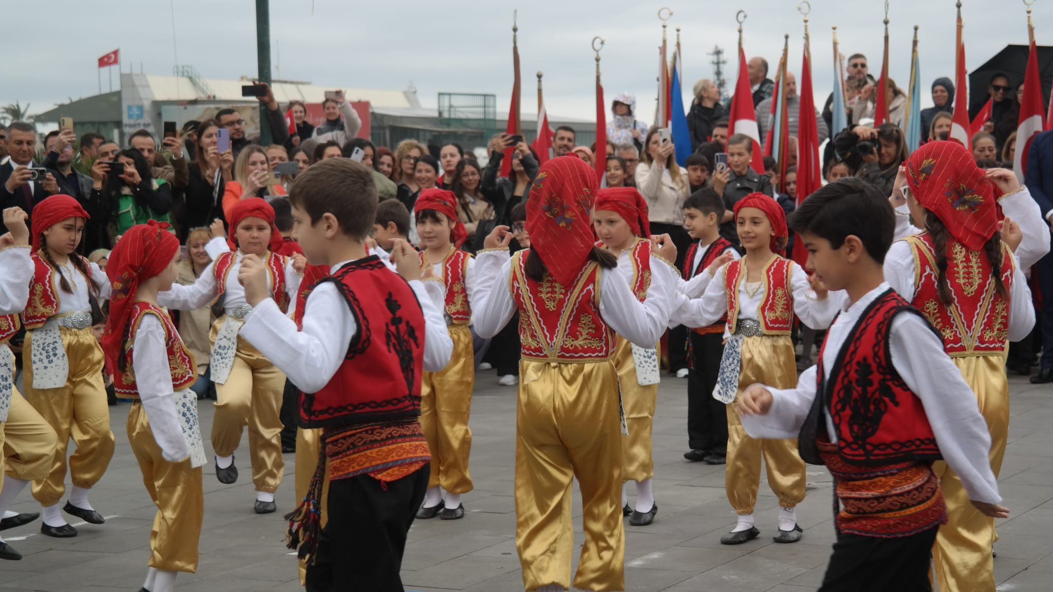 Cocuklar Atanin Huzurunda Bayramlarini Kutladi 656837 403B2D