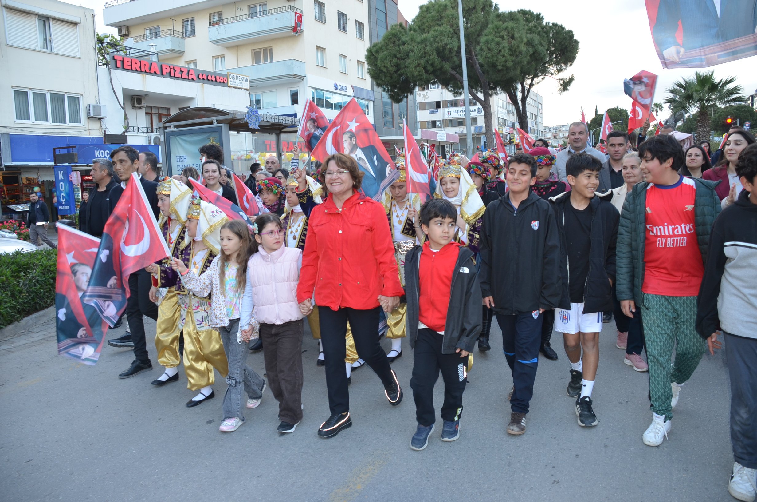 Didimde 23 Nisan Grup Pera Konseriyle Kutlandi 656949 Ddb329