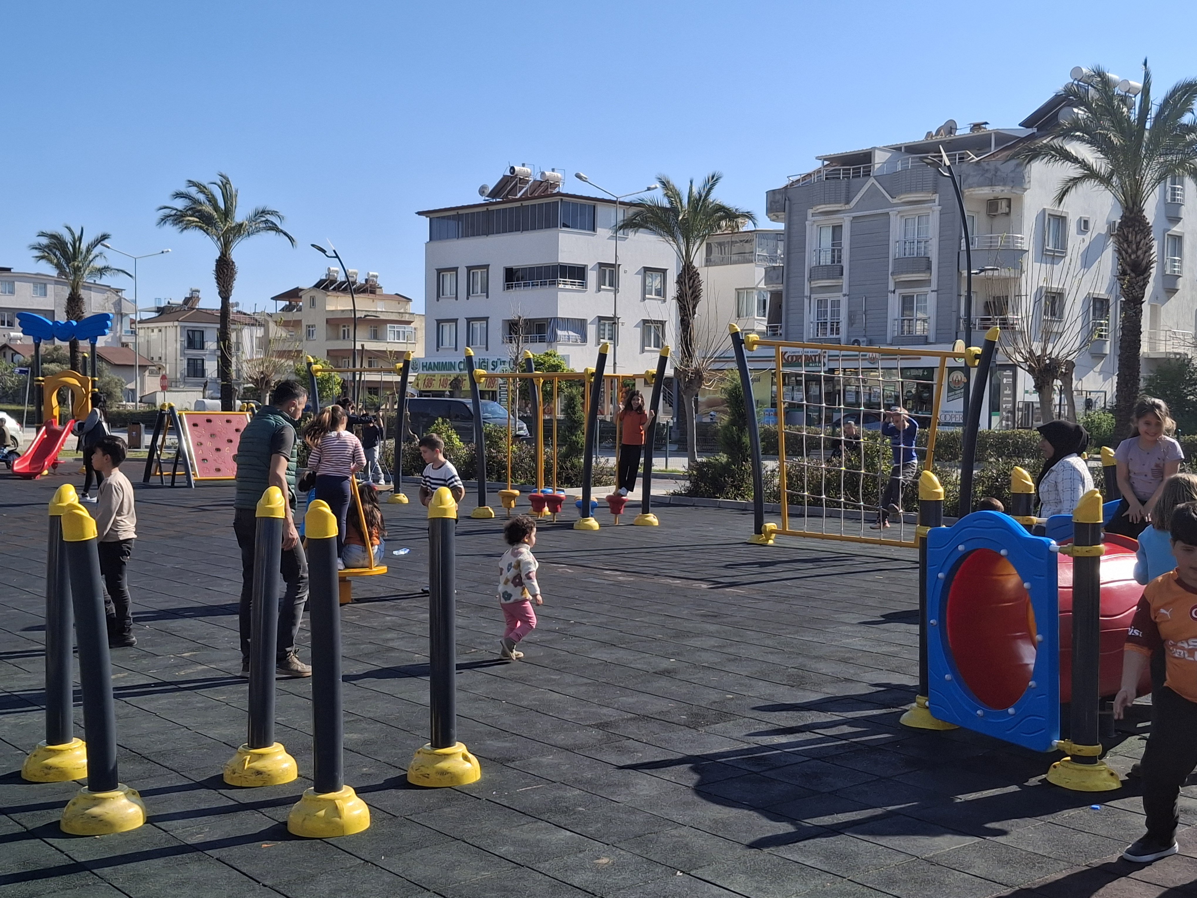 Didimde Gunes Yuzunu Gosterdi Cocuk Parklari Doldu 652891 D2112F2Fff0Af33F1Cc165Beb8Ace6Ac