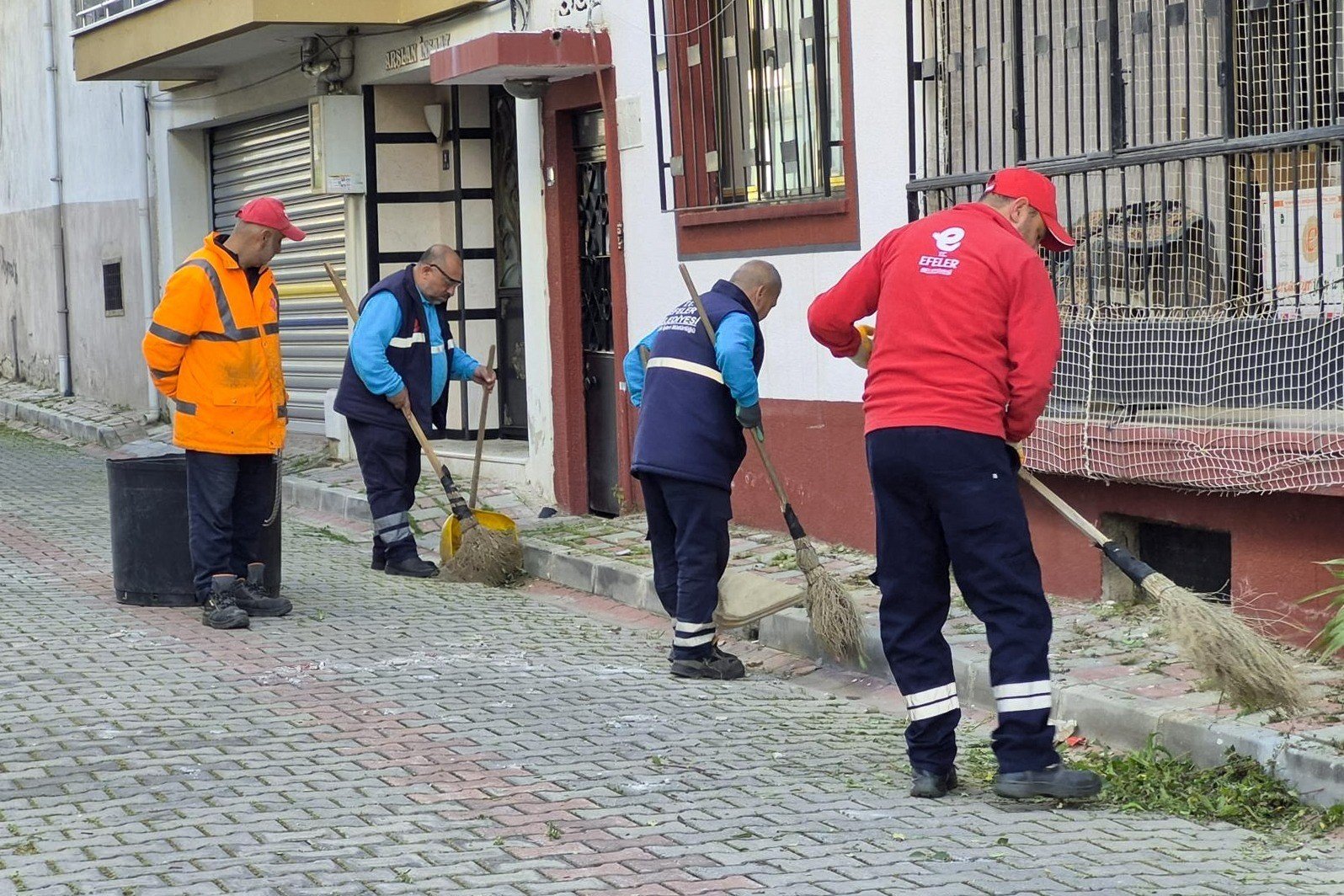 Efeler Belediyesi Ekipleri Kent Genelinde Calismalarini Surduruyor 1777018813878 456152