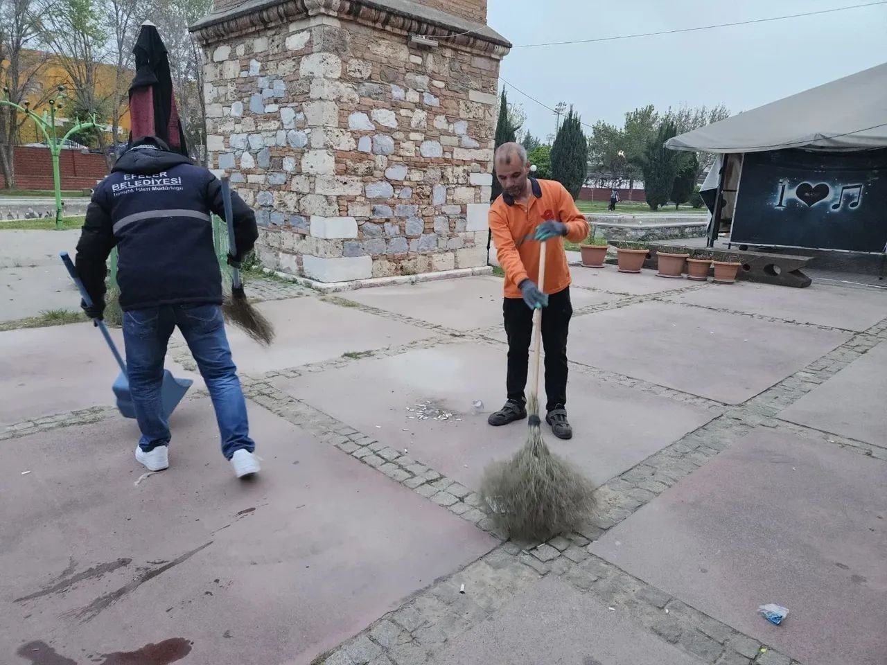 Efeler Belediyesi Ekipleri Nevzat Bicer Parki Ni Temizledi 1776359403426 46613