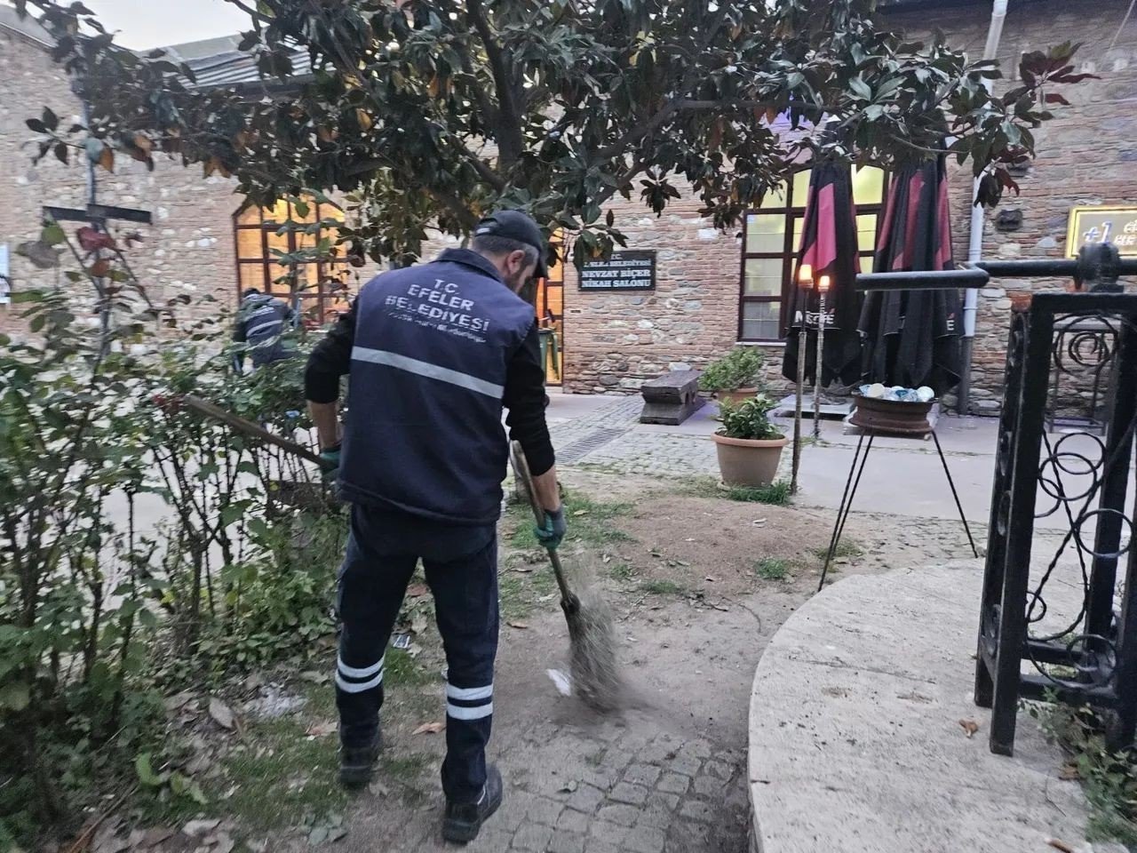 Efeler Belediyesi Ekipleri Nevzat Bicer Parki Ni Temizledi 1776359403844 89325
