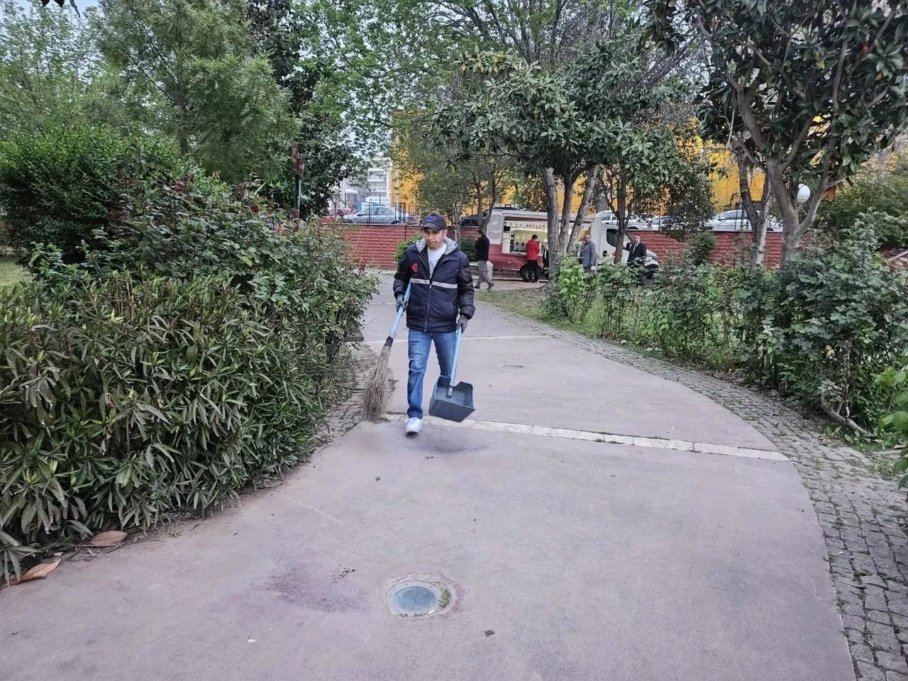 Efeler Belediyesi ekipleri Nevzat Biçer Parkı’nı temizledi