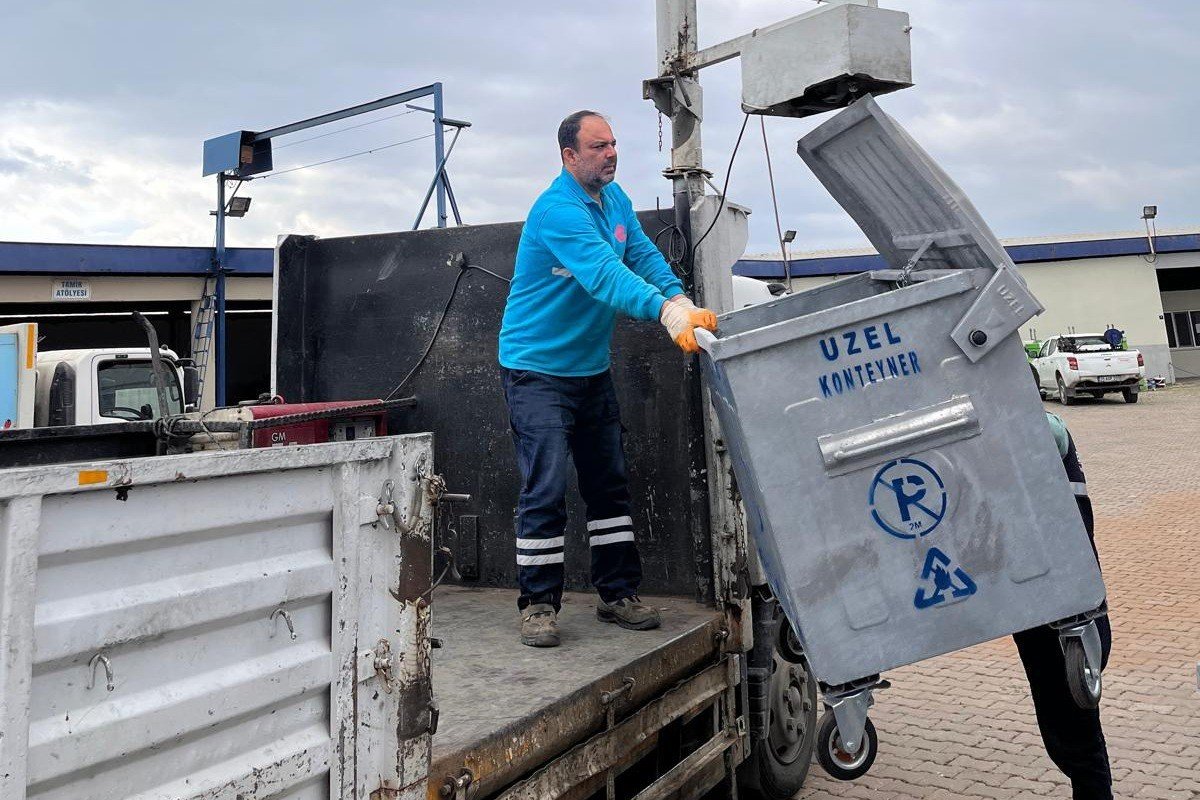 Efelerde Cop Konteynerleri Yenileniyor 206Db6E94E2Afc8702Bef93A977Df7F5