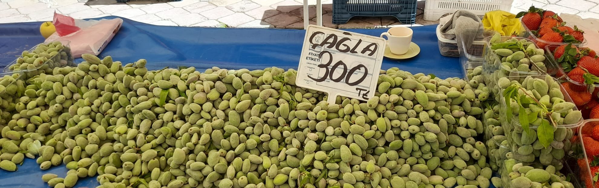 Erkenci Meyveler Semt Pazarinda Cep Yakti 656366 8376E8