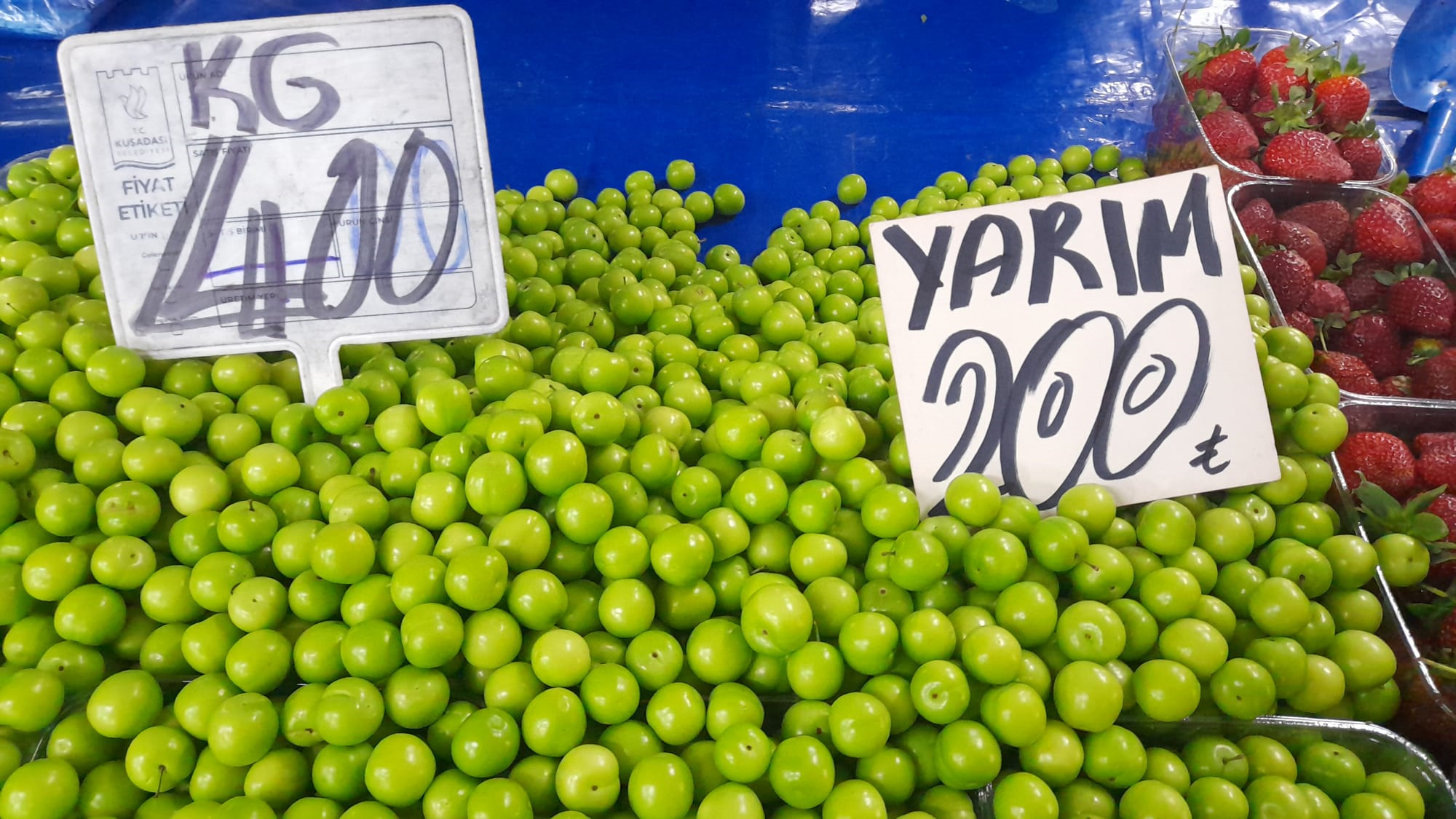 Erkenci Meyveler Semt Pazarinda Cep Yakti 656366 A02241