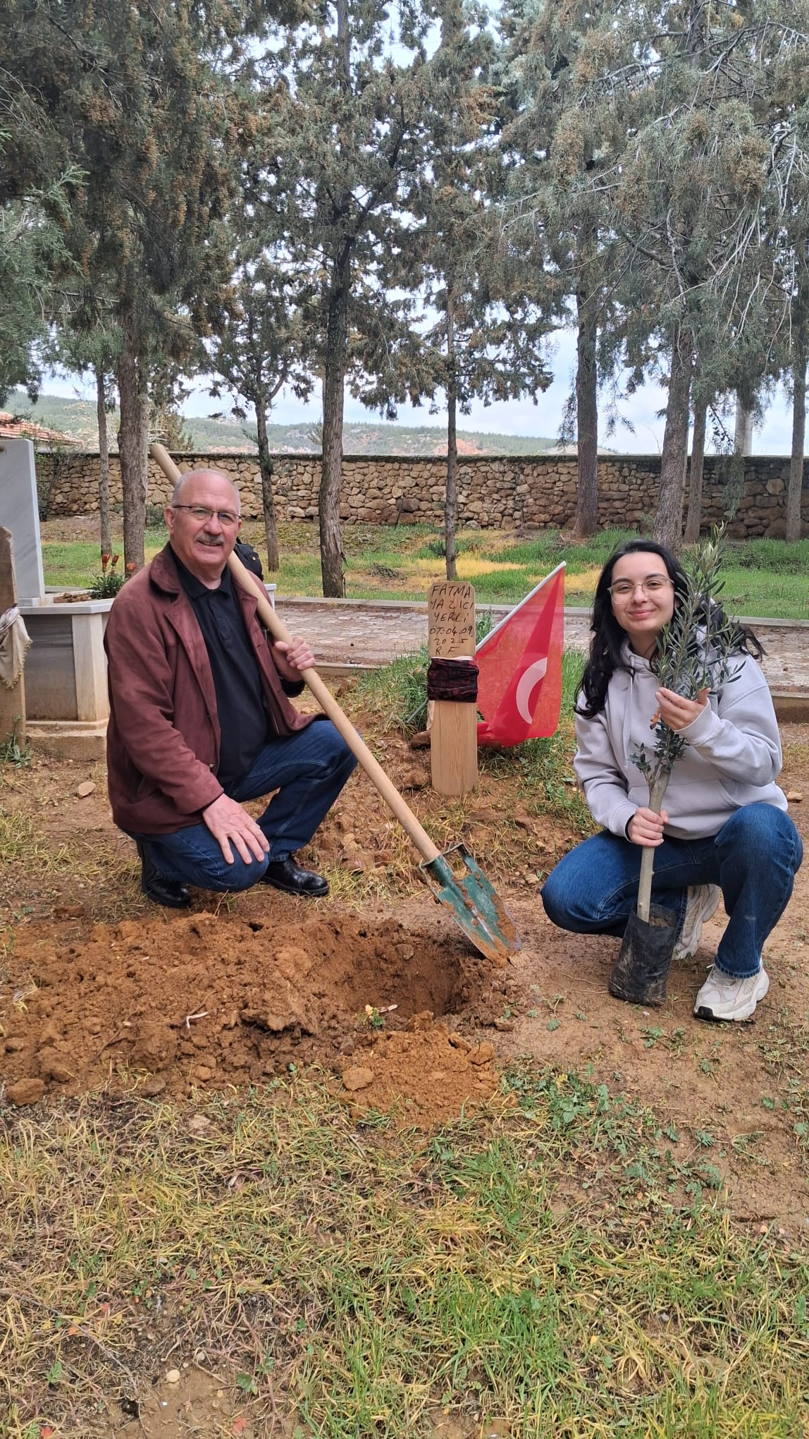 Fatma Yazicinin Dogum Gununu Mezari Basinda Kutladilar Zeytin Fidani Diktiler 653210 2F06475Edd04E360A42B5A0D525D4D7A