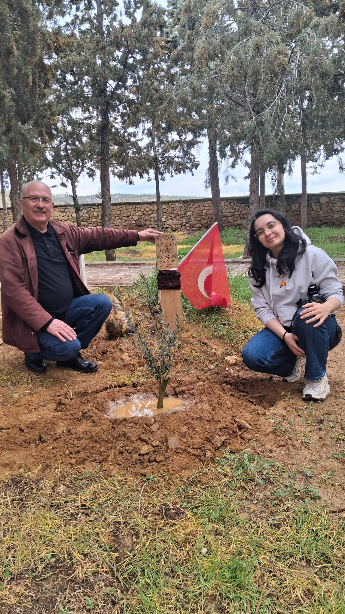 Fatma Yazicinin Dogum Gununu Mezari Basinda Kutladilar Zeytin Fidani Diktiler 653210 3Ff9C0Cf1Abbc5E2F8Ac84Ac4775Abee