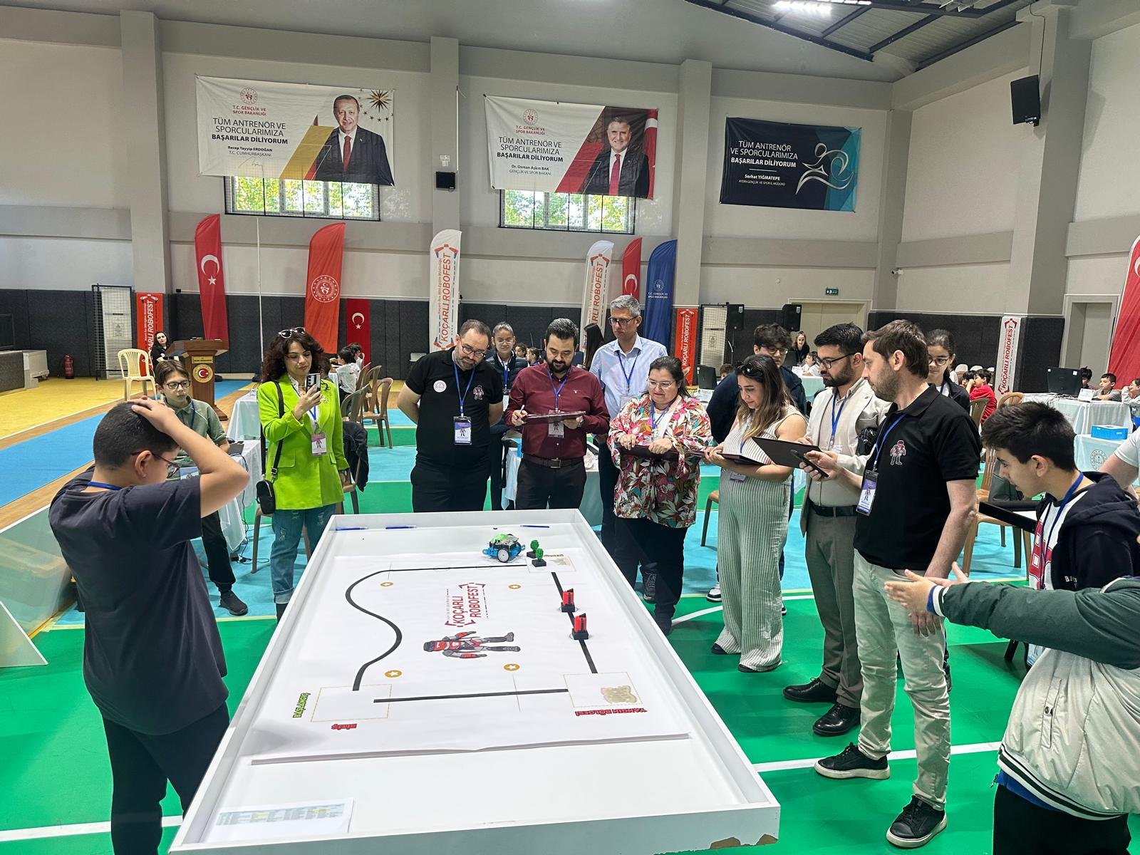 Gencler Kodladi Robotlar Yaristi Kocarlida Buyuk Gun 658311 4Ef152