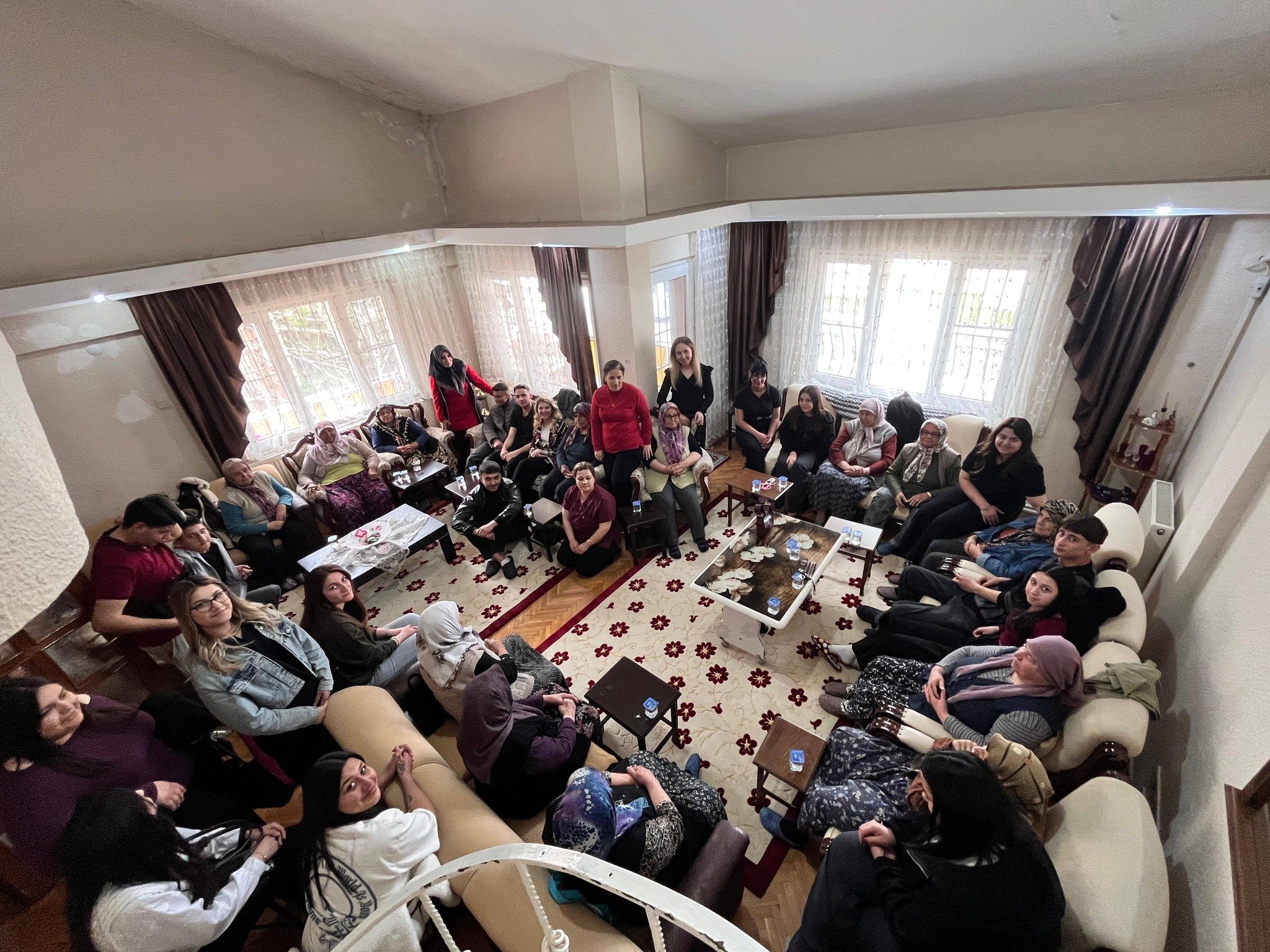 Germencikli Ogrencilerden Yaslilara Sevgi Dokunusu 654868 145613