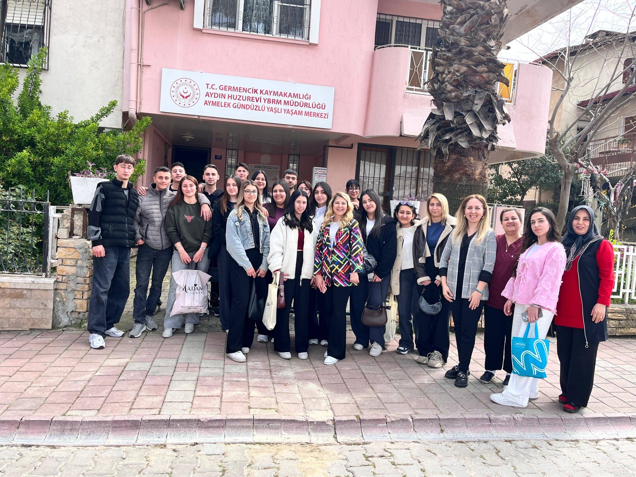 Germencikli Ogrencilerden Yaslilara Sevgi Dokunusu 654868 Fb53C9