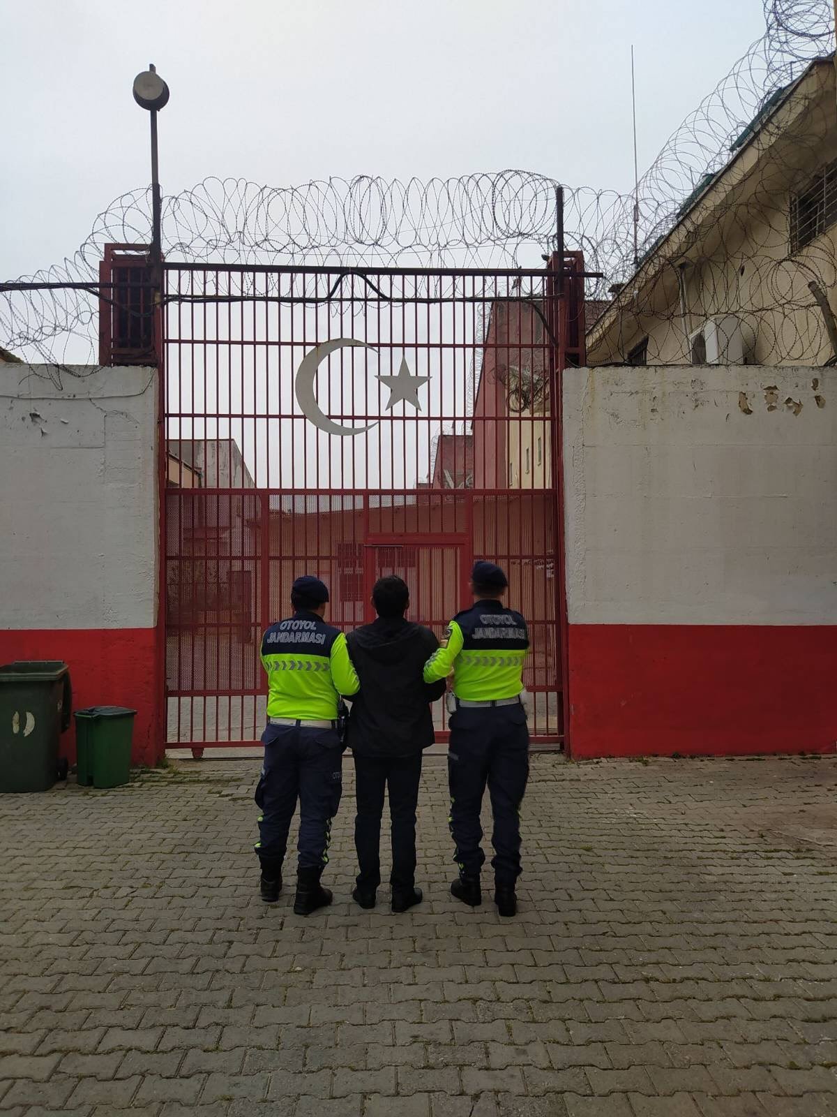 Germencikte Aranan Iki Hukumlu Yakalandi 655119 E27984