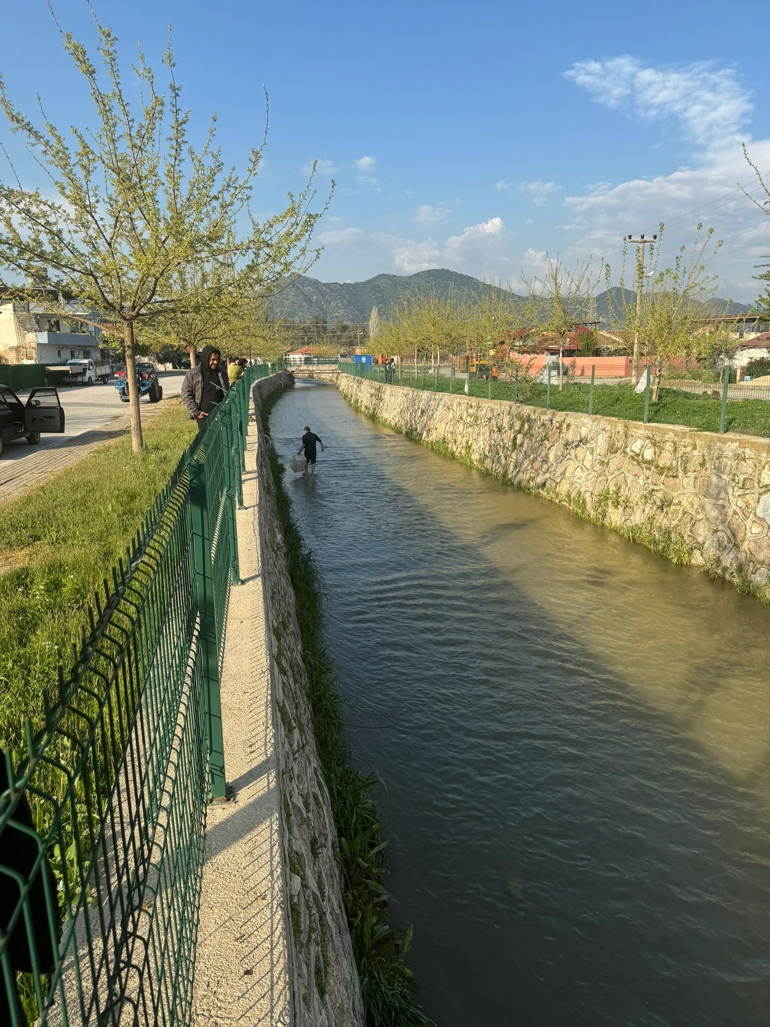 Germencikte Goletten Kacan Baliklari Vatandaslar Yakaladi 652912 7256358E011849404636E73343D2063B